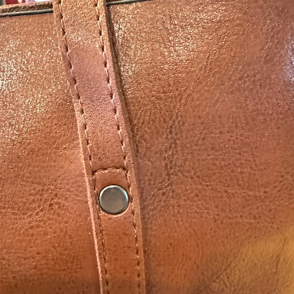 Elegant Tan Leather Tote Bag - Picture 5 of 6